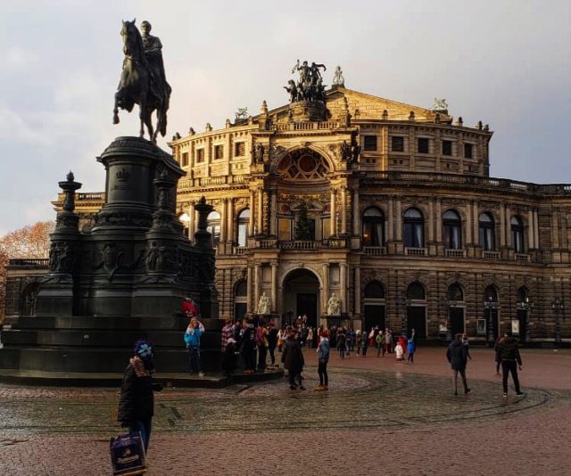 A bela #semperoper, Opera Semper, de #dresden ❤️ #cidadeshistoricas #barroco #opera #arquitetura #guiaturisticobrasileiro #guiaturistico #guiabrasileiro #alemanha #pelaalemanha #viajar #melhoresdestinos #roteirospersonalizados