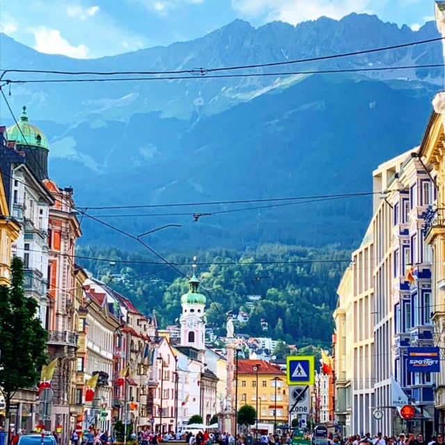 A bela #innsbruck, na região do #tirol, já na #áustria, bem na fronteira com o #sul da #alemanha #austria #tyrol #guiabrasileiro #férias #viagens #travel #viajar #guiadeviagem #tourism #trip